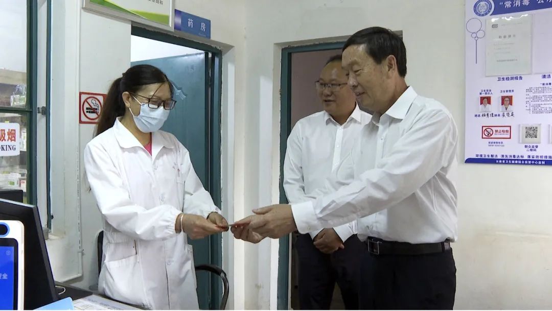 县委书记李明峰走访慰问劳动模范