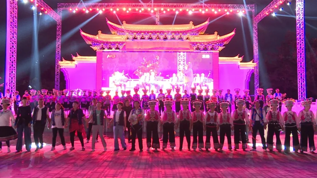 牟定“村D”特色广场舞燃爆化湖夜